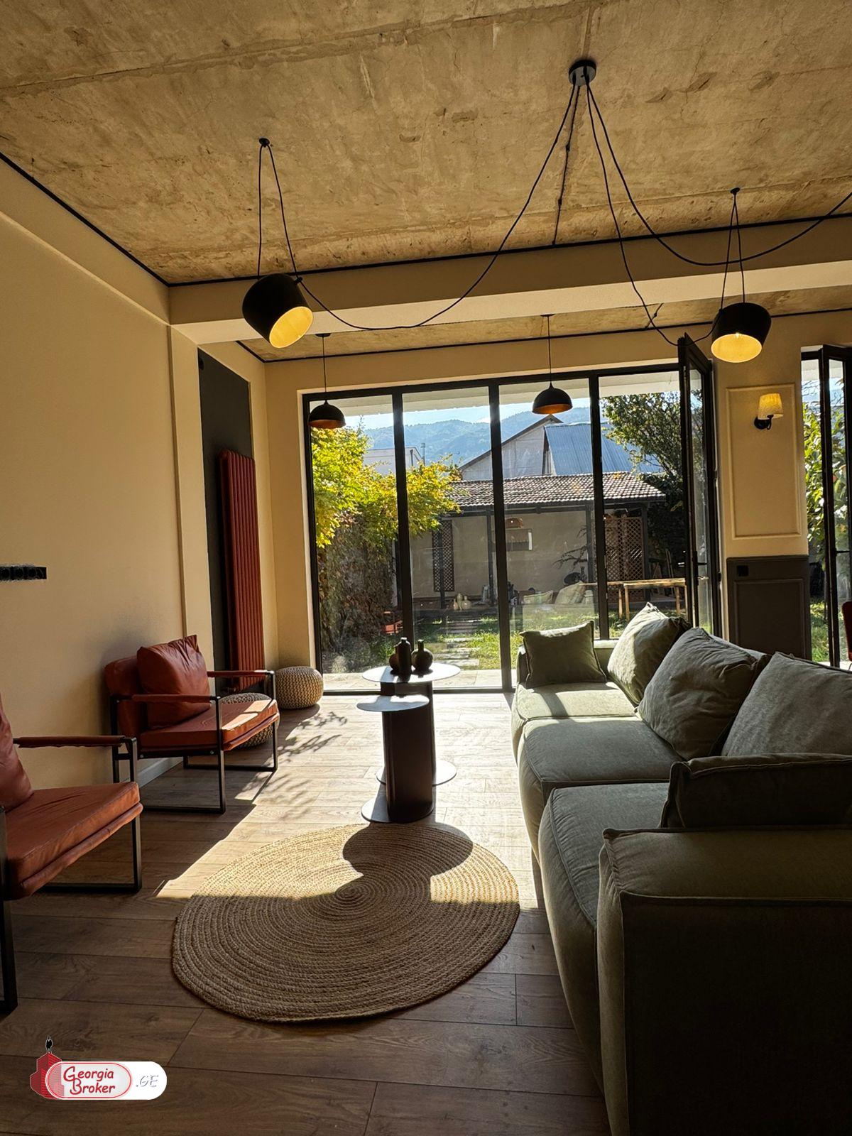 იყიდება ახალი გარემონტებული 5 ოთახიანი სახლი ისანში